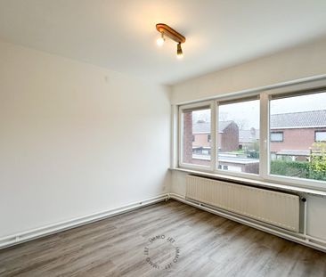 Rustig gelegen woning met drie slaapkamers, oprit, garage en tuin - Foto 5