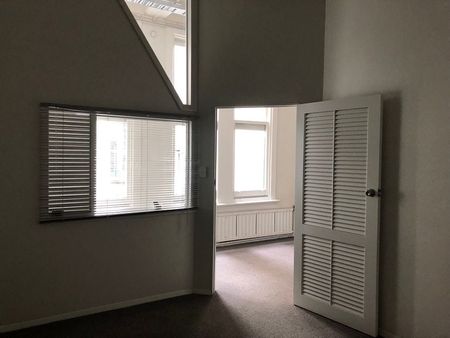 Character 4 Bedroom Apartment - Photo 2