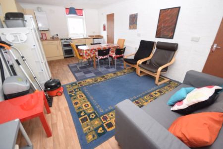 To Rent Kinson Road, Wallisdown, Bournemouth, BH10 £1,640 pcm Tenancy Info - Photo 5