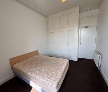 3 bedroom flat to rent - Photo 6