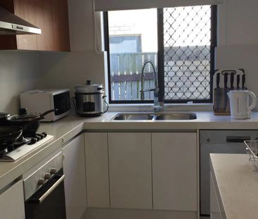 Fully furnished room with Queen size bed and ducted air condition i... - Photo 3