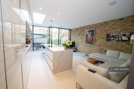 4 bedroom end of terrace house to rent - Photo 3