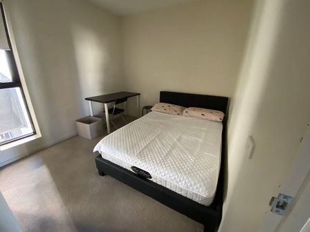 Modern Two Bedroom Apartment in Central Melbourne Location! - Photo 4