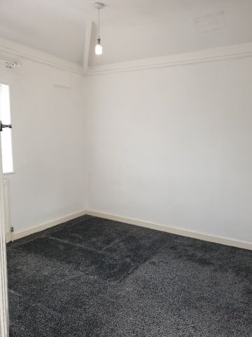 3 Bed Semi-Detached House, Hollin Park Crescent, LS8 - Photo 5