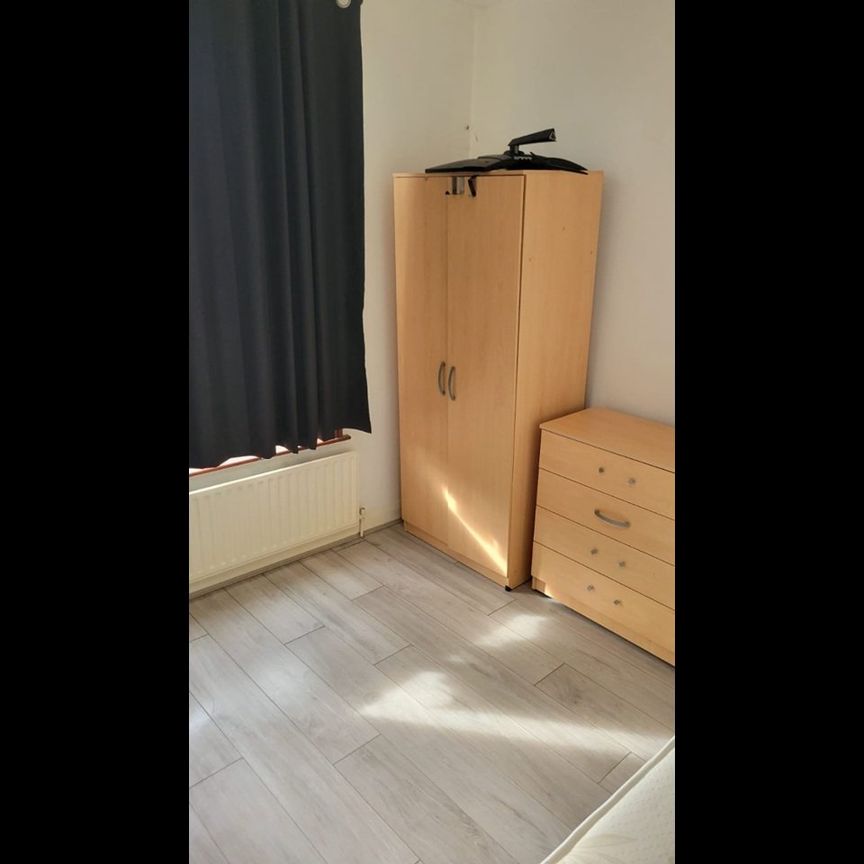 Room in a Shared House, York Road, N11 - Photo 1