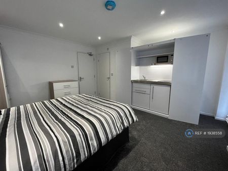 1 bedroom in a house share to rent - Photo 2