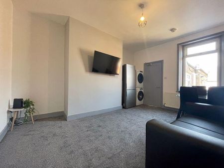 1 bedroom in a flat share to rent - Photo 4