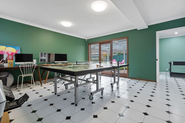 EXPANSIVE FAMILY LIVING WITH ESCARPMENT VIEWS & ENTERTAINER'S APPEAL - Photo 1