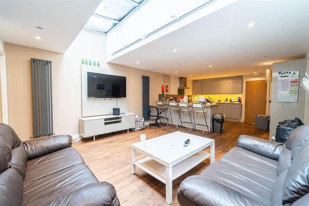 8 bedroom house to rent - Photo 1