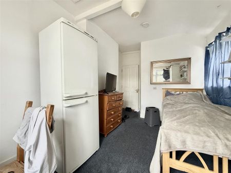 5 bedroom end of terrace house to rent - Photo 3