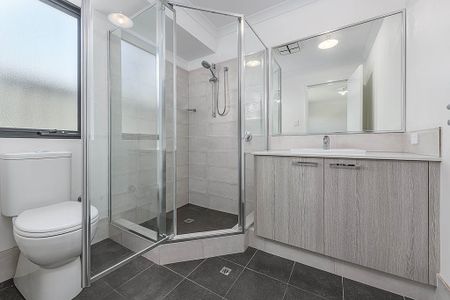 Modern new family home - Photo 4