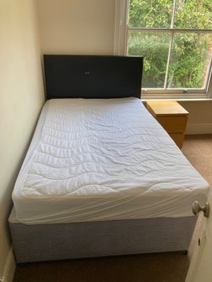 2 Bed Flat, Tennyson Road, SO17 - Photo 1