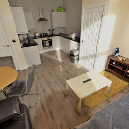 2 bedroom Flat in Aire Street, Leeds - Photo 1