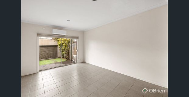 CENTRALLY LOCATED MODERN RESIDENCE - Photo 1