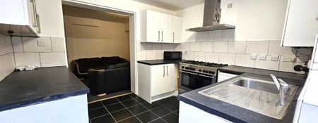 5 bedroom end of terrace house to rent - Photo 3