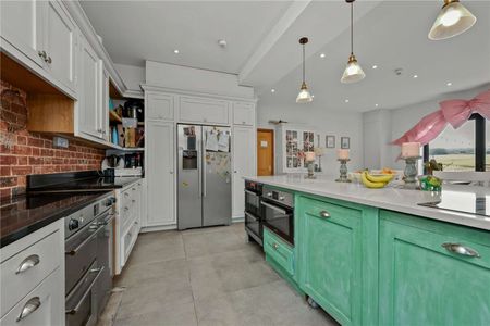 Understood to date from 1905, West End House has been in the same family for more than 100 years and in the occupation of the present owners for the last 50 years. - Photo 4