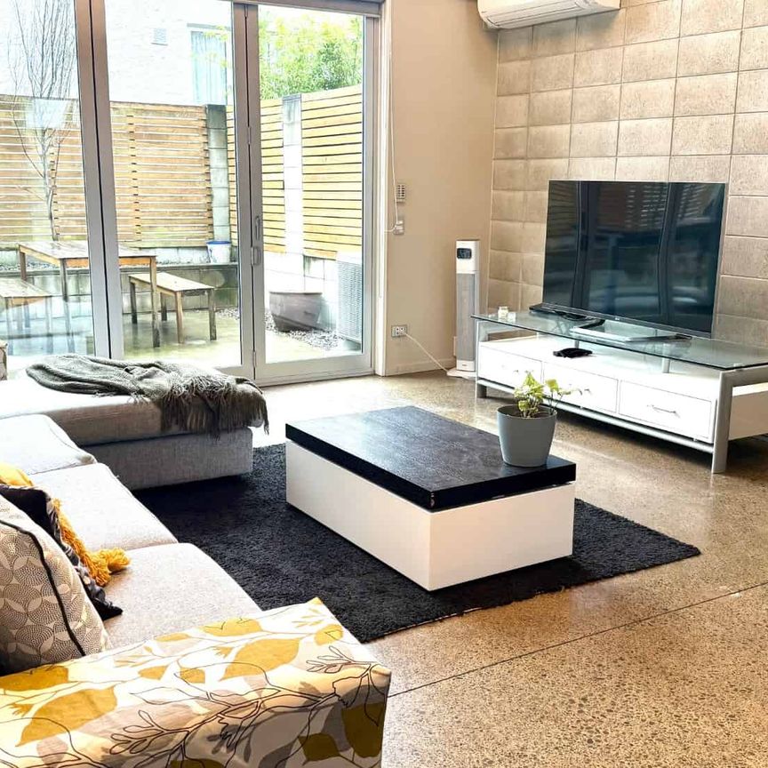Stunning and Extra Spacious Executive Fully Furnished City Townhouse! - Photo 1