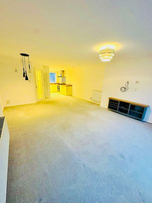 Adel Wood Place, Adel - Photo 1