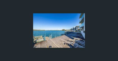 Uninterrupted Waterfront Luxury – Panoramic Ocean Views - Photo 2