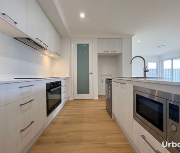 FOUR BEDROOM FAMILY HOME WITH MEDIA ROOM. - Photo 6