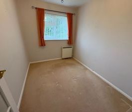 Monthly Rental Of £1,250 exclusive of all services and council tax - Photo 2