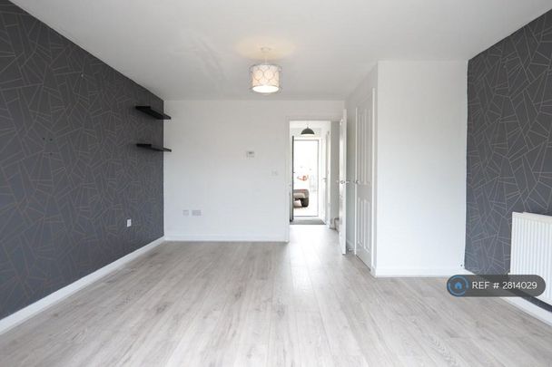 3 bedroom semi-detached house to rent - Photo 1