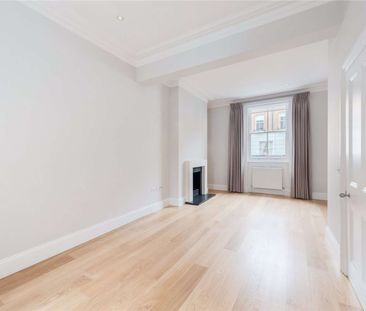 Beautifully finished throughout, this three bedroom townhouse is tucked away in a quiet Chelsea square. - Photo 1