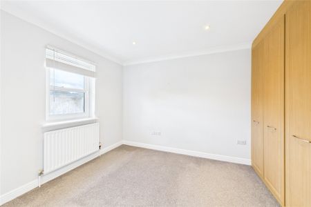 3 bedroom House in Hawthorn Court, Farnborough - Photo 5