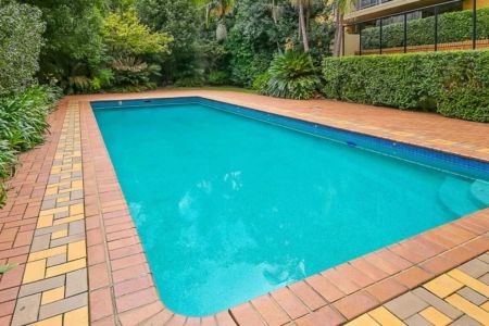 Discover effortless riverside living in this bright and spacious 2‑bedroom ground‑floor apartment - Photo 4