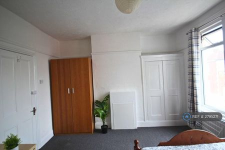 4 bedroom terraced house to rent - Photo 3
