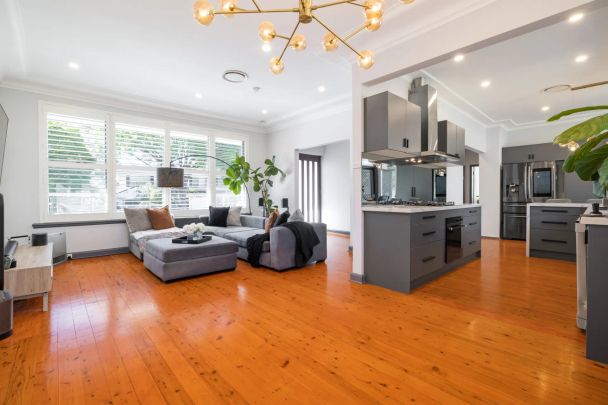 Superbly Renovated Family Home in a Desirable Cul-de-sac Pocket - Photo 1