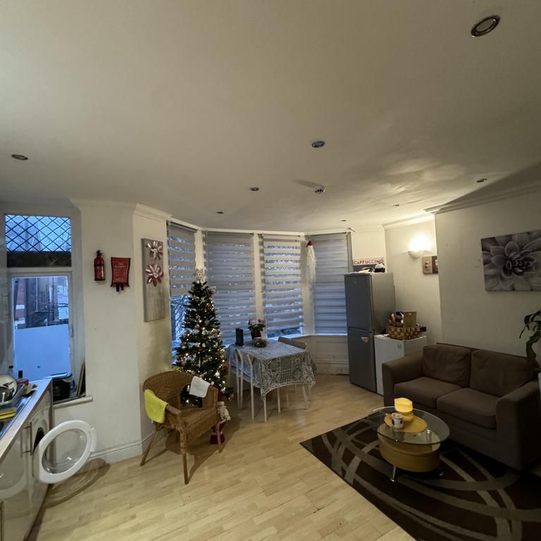 5 bedroom flat to rent - Photo 1