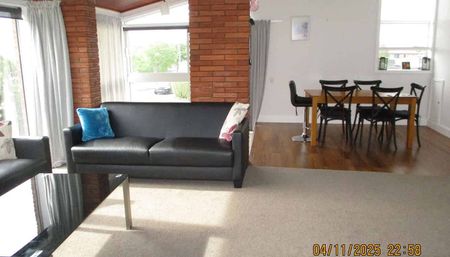 Stunning 4BR Family Home in Glenwood - Photo 2