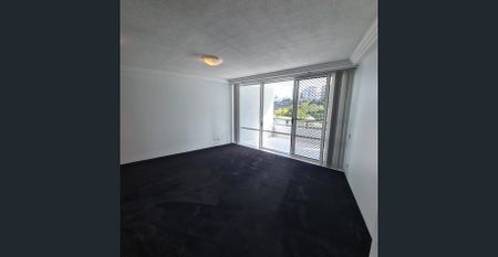 The place to live - MAIN BEACH! Close to transport, shops, beach, restaurants. - Photo 4