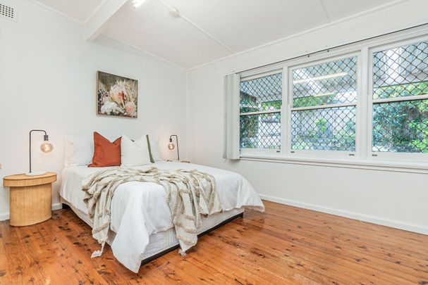 Spacious 5 bedroom house set in prime location with private backyard - Photo 1