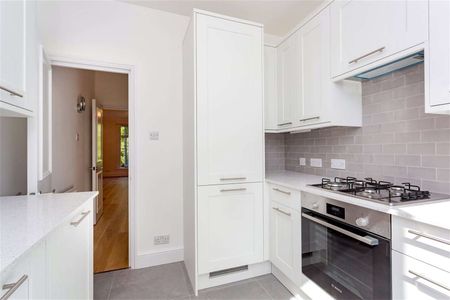 A well presented 2 bedroom, 2 bathroom duplex apartment. - Photo 4