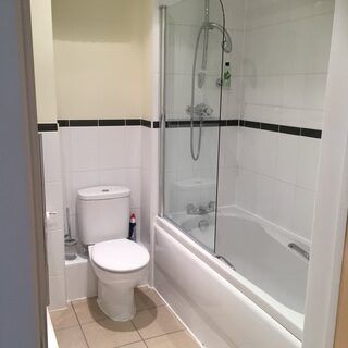 Central Cambridge Modern Apartment with Private Balcony and Secure Underground Parking, Overlooking a Communal Garden South Facing - Photo 5