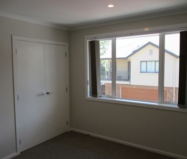 This beautifully designed three-bedroom, two-bathroom townhouse off... - Photo 6