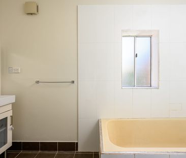 FRESHLY PAINTED SPACIOUS SINGLE STOREY SEMI - Photo 2