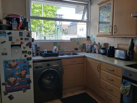 Room in a Shared House, Crewkerne Court, SW11 - Photo 2