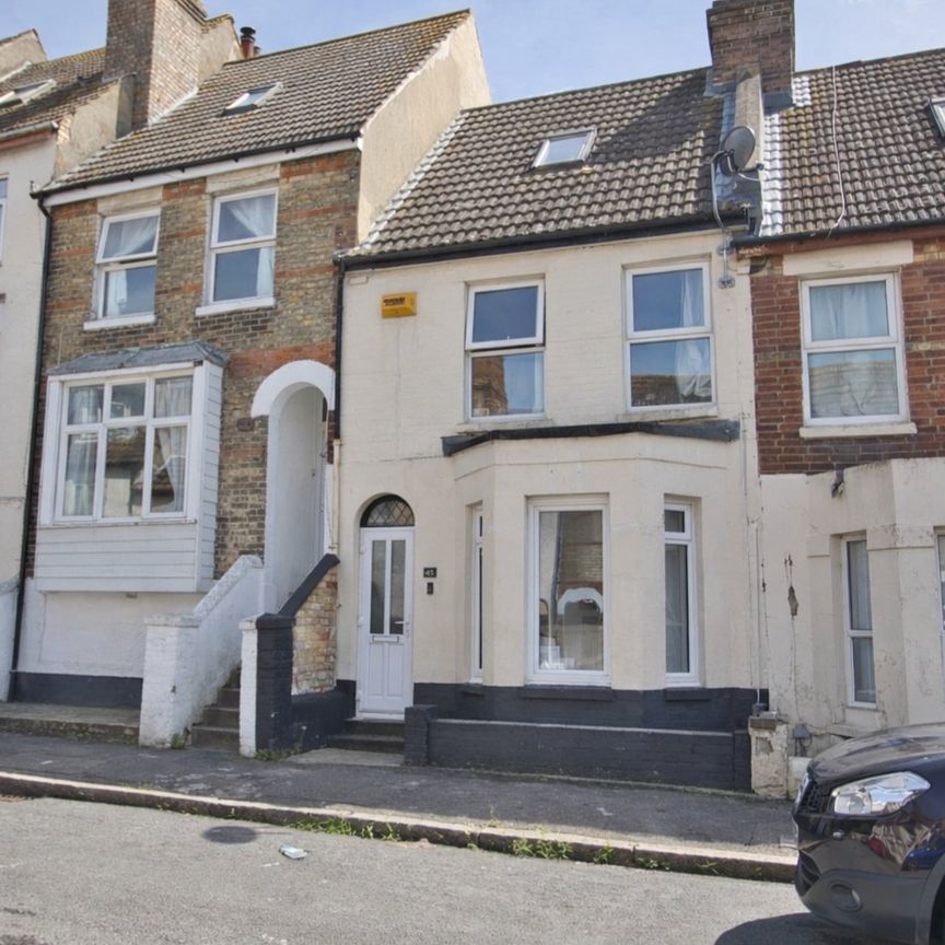 Thanet Gardens, CT19 6DF, Folkestone - Photo 1