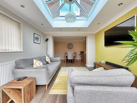 4 bedroom detached house to rent - Photo 2