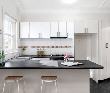 3 bedroom period home in quiet street - Photo 5