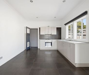 Three Bedroom Family Home - Photo 4