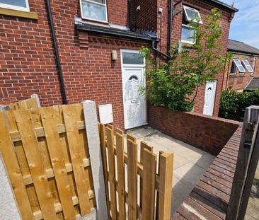 1 bed Flat - To Let - Photo 5