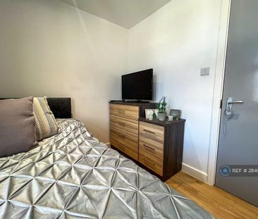 1 bedroom in a flat share to rent - Photo 4