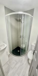 Newly Refurbished Stunning 1 Bedroom Apartment - Photo 4