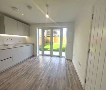 A modern three bedroom house in the popular Beaulieu Park development - Photo 2
