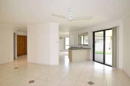 :: PERFECT FAMILY HOME &mldr; MOVE STRAIGHT IN&mldr;CONVENIENT LOCATION - Photo 2