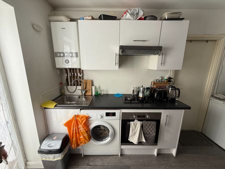 1 Bed Flat, Blenheim Gardens, SM6 - Photo 5